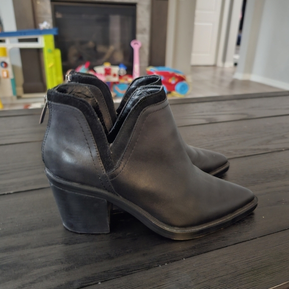 Vince Camuto Riggie Bootie - Picture 5 of 8